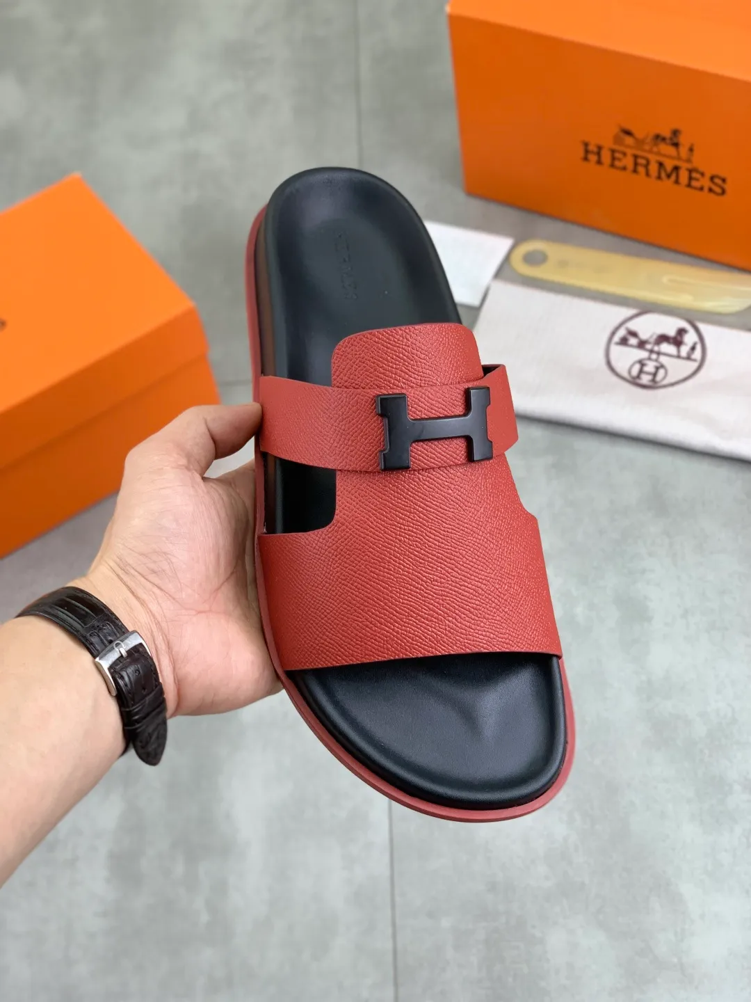 Men's shoes 💰P440 New [HERMES] high-end quality new Hermès slippers, made of imported cross-grain calfskin, wear-resistant and non-slip rubber outsole. Fashionable and elegant code number: 39-44 (38 45 46 customized)